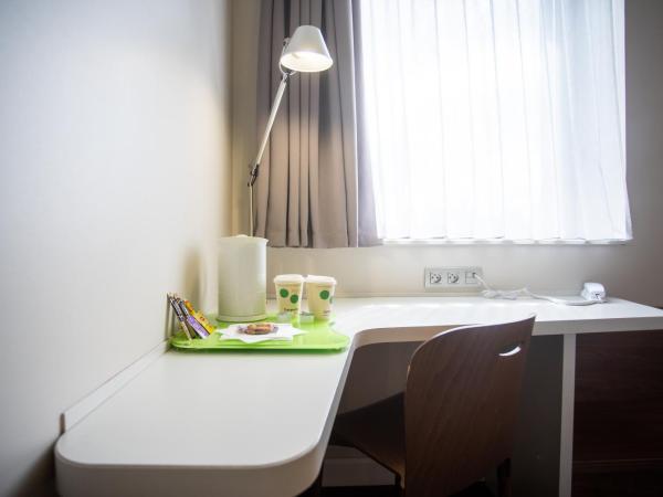 Campanile Carcassonne Est - La Cité : photo 4 de la chambre chambre avec 1 lit double et 3 lits simples