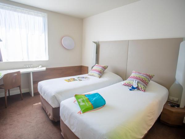 Campanile Carcassonne Est - La Cité : photo 5 de la chambre chambre avec 1 lit double et 3 lits simples