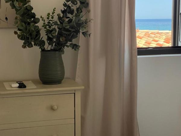 Hôtel Restaurant La Caravelle : photo 3 de la chambre chambre triple supérieure - vue sur mer