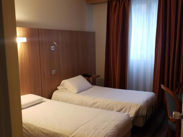 Kyriad Hotel Tours Centre : photo 3 de la chambre chambre avec 1 lit double et 2 lits simples