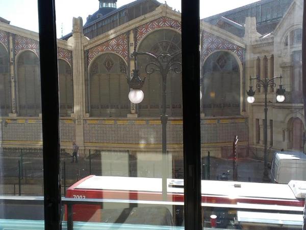 Hostal Bisbal ONLY ADULTS NO AC : photo 1 de la chambre chambre simple avec salle de bains privative