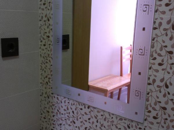 Hostal Bisbal ONLY ADULTS NO AC : photo 4 de la chambre chambre simple avec salle de bains privative