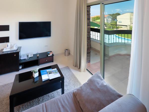 Blue Waves Resort : photo 6 de la chambre suite familiale premium avec terrasse verdoyante
