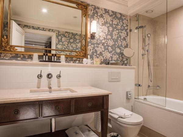 Grand Hotel du Lac - Relais & Châteaux : photo 5 de la chambre chambre deluxe - vue sur lac