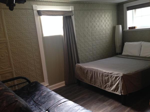 Auberge St-Louis : photo 9 de la chambre chambre lit queen-size avec canapé-lit et salle de bains privative