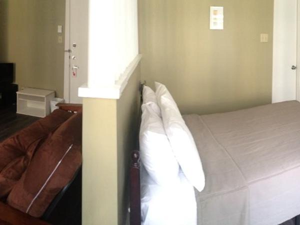 Auberge St-Louis : photo 8 de la chambre chambre lit queen-size avec canapé-lit et salle de bains privative