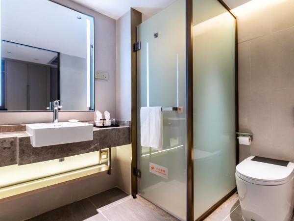 Landmark International Hotel : photo 2 de la chambre deluxe healthy king room