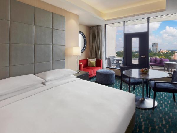 Renaissance Bengaluru Race Course Hotel : photo 3 de la chambre chambre lit king-size avec terrasse - accès au salon exécutif
