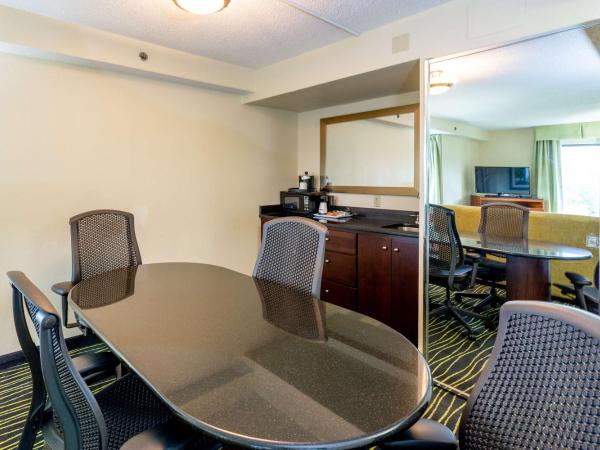 Hampton Inn Columbia I-26/Harbison Blvd : photo 5 de la chambre suite lit king-size - non-fumeurs - vue sur lac