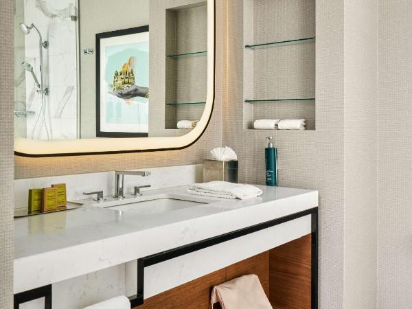 DoubleTree by Hilton Hotel Dallas - Love Field : photo 5 de la chambre chambre lit king-size avec douche à l'italienne