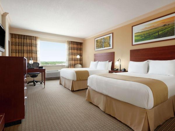 DoubleTree by Hilton Hotel Dallas - Love Field : photo 1 de la chambre chambre avec 2 lits queen-size et douche à l’italienne