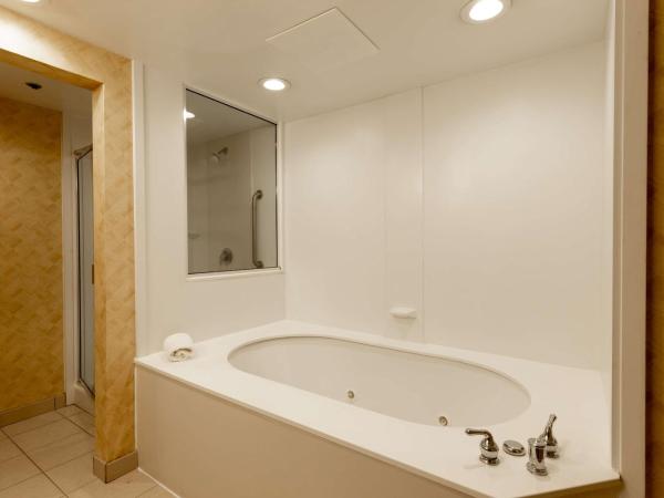 Hampton Inn & Suites Jacksonville Deerwood Park : photo 7 de la chambre suite lit king-size 1 chambre avec bain à remous - non-fumeurs 