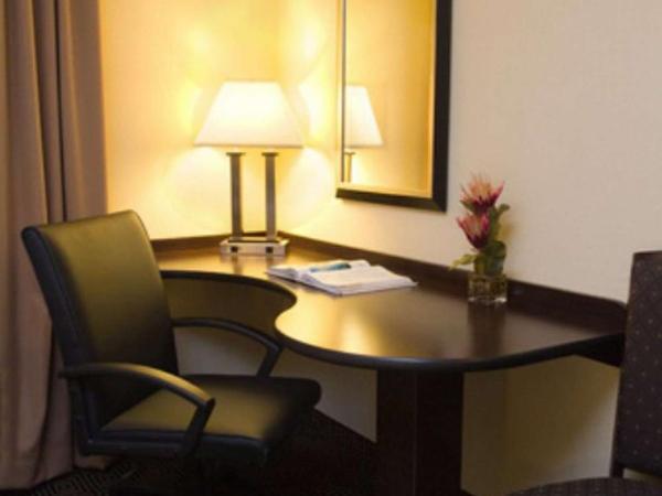 Hampton Inn & Suites Orlando-John Young Parkway/South Park : photo 1 de la chambre chambre lit king-size - non-fumeurs