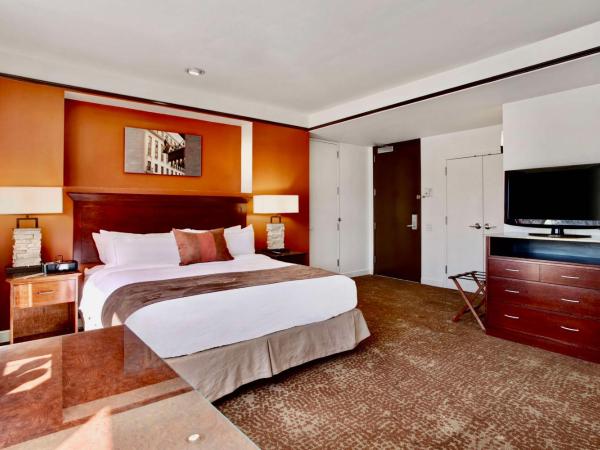 The Emily Morgan Hotel - A DoubleTree by Hilton : photo 4 de la chambre chambre lit king-size de luxe avec bain dans le jardin