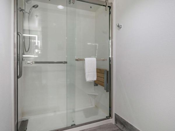 Hampton Inn & Suites Louisville East : photo 1 de la chambre studio lit king-size - accessible aux personnes à mobilité réduite et adapté aux personnes malentendantes - non-fumeurs