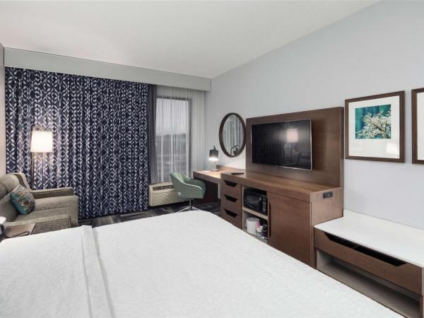 Hampton Inn Louisville Northeast : photo 2 de la chambre hébergement lit king-size avec canapé-lit - non-fumeurs