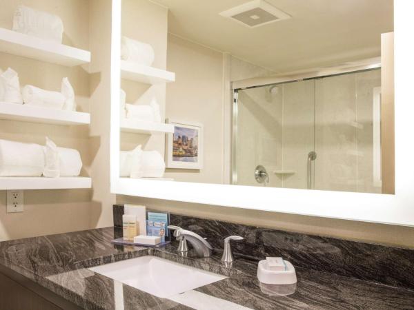 Hampton Inn & Suites Seattle-Downtown : photo 4 de la chambre chambre lit king-size - non-fumeurs