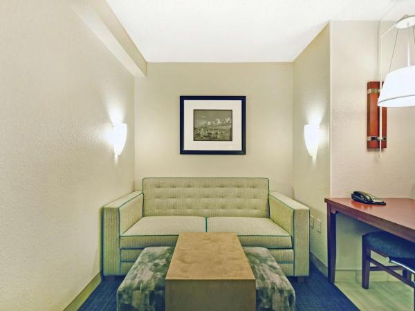 Homewood Suites by Hilton Seattle Downtown : photo 2 de la chambre suite lit king-size avec canapé-lit et baignoire - accessible aux personnes à mobilité réduite/non-fumeurs