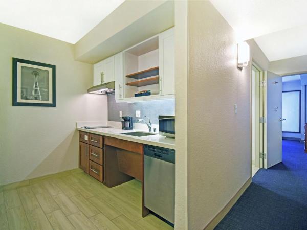 Homewood Suites by Hilton Seattle Downtown : photo 3 de la chambre suite lit king-size avec canapé-lit et baignoire - accessible aux personnes à mobilité réduite/non-fumeurs