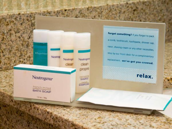 Hampton Inn Toronto-Mississauga West : photo 4 de la chambre chambre lit king-size deluxe - non-fumeurs 