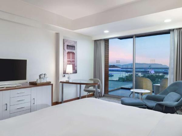 DoubleTree by Hilton Kusadasi : photo 3 de la chambre chambre lit king-size de luxe - vue sur port de plaisance