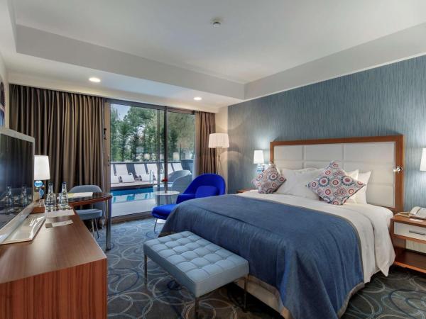 DoubleTree by Hilton Kusadasi : photo 5 de la chambre chambre lit king-size de luxe avec terrasse