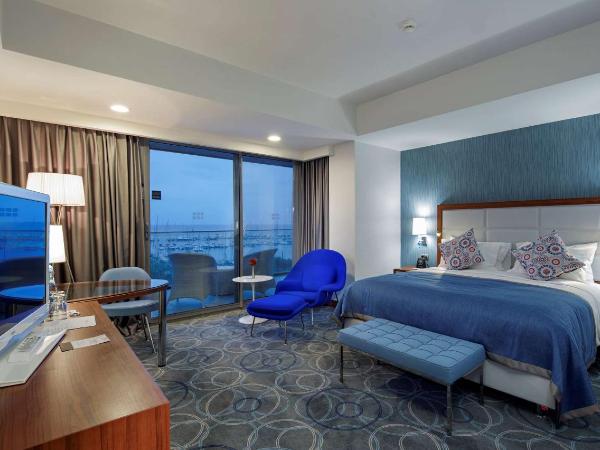 DoubleTree by Hilton Kusadasi : photo 5 de la chambre chambre lit king-size de luxe - vue sur port de plaisance