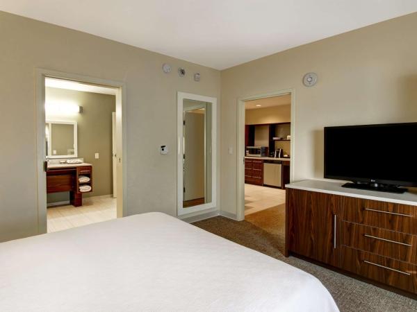 Home2 Suites by Hilton West Edmonton : photo 6 de la chambre queen suite - mobility and hearing access tub/non-smoking