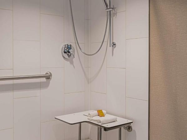 DoubleTree by Hilton Austin : photo 6 de la chambre chambre avec 2 lits doubles et douche accessible en fauteuil roulant - adaptée aux personnes à mobilité réduite et malentendantes