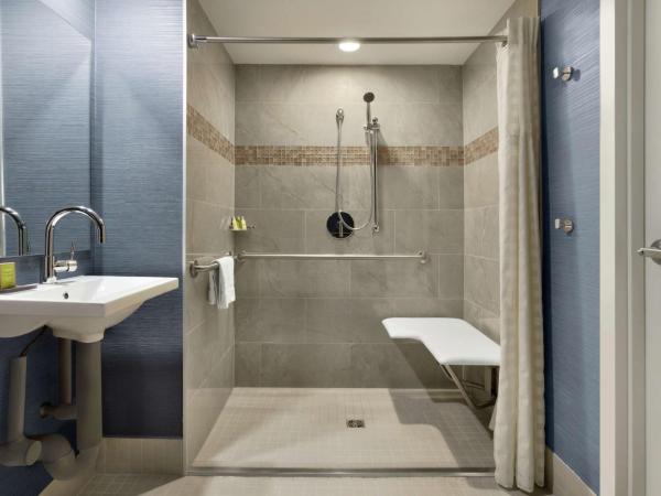 DoubleTree Suites by Hilton Hotel Boston - Cambridge : photo 3 de la chambre suite lit king-size - accessible aux personnes à mobilité réduite