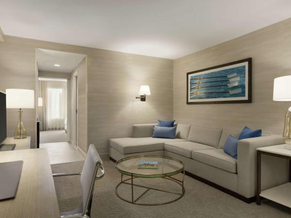 DoubleTree Suites by Hilton Hotel Boston - Cambridge : photo 2 de la chambre suite lit king-size