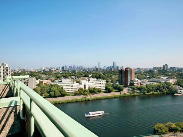 DoubleTree Suites by Hilton Hotel Boston - Cambridge : photo 3 de la chambre chambre lit king-size avec balcon