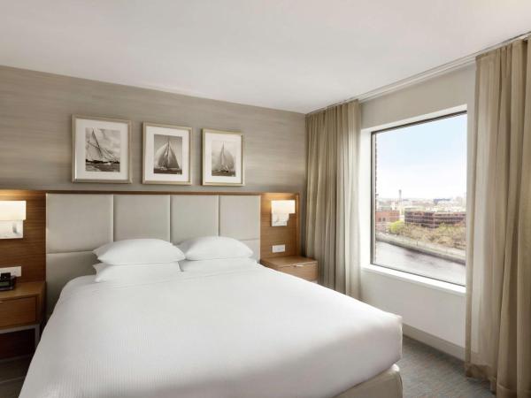 DoubleTree Suites by Hilton Hotel Boston - Cambridge : photo 3 de la chambre suite lit king-size - vue sur fleuve