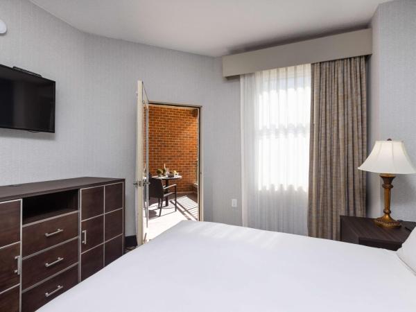 Inn at the Colonnade Baltimore - A DoubleTree by Hilton Hotel : photo 9 de la chambre suite lit king-size avec balcon - non-fumeurs