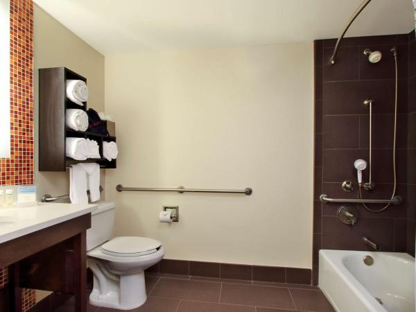 Hampton Inn & Suites Columbus-Downtown, Ohio : photo 6 de la chambre chambre lit king-size - accessible aux personnes à mobilité réduite - non-fumeurs 