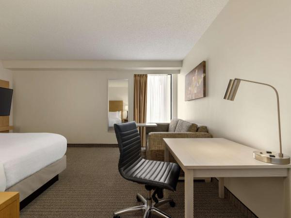 Embassy Suites by Hilton Denver International Airport : photo 2 de la chambre chambre lit king-size avec canapé-lit