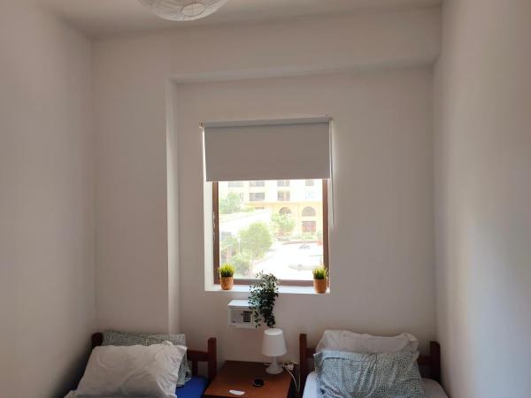 DXB Backpackers : photo 8 de la chambre chambre lits jumeaux avec salle de bains privative