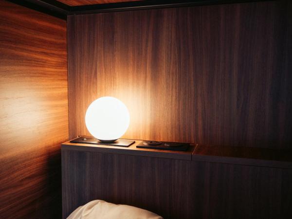 JOST Hostel Bordeaux Gare St Jean : photo 10 de la chambre jost bed - lit dans dortoir mixte de 8 lits avec salle de bains commune