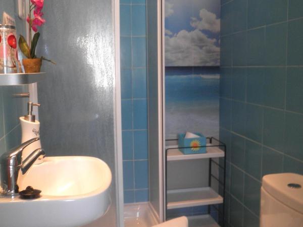Hostal Flat55Madrid : photo 7 de la chambre chambre double avec salle de bains privative