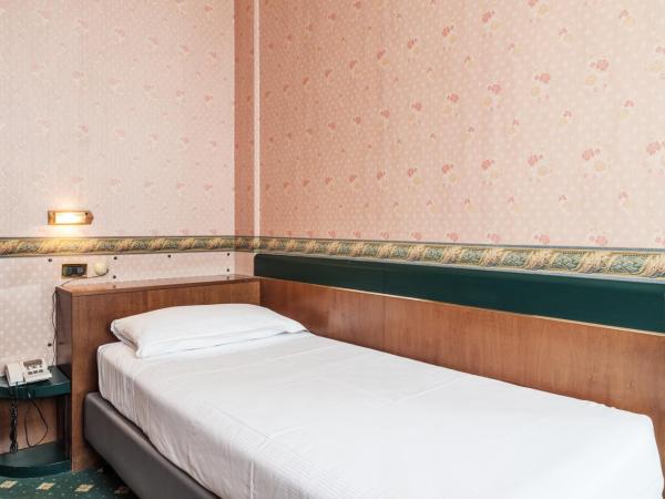 Hotel Des Etrangers : photo 1 de la chambre petite chambre simple