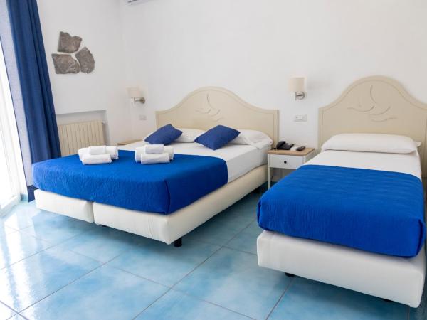 Hotel La Luna : photo 1 de la chambre chambre triple