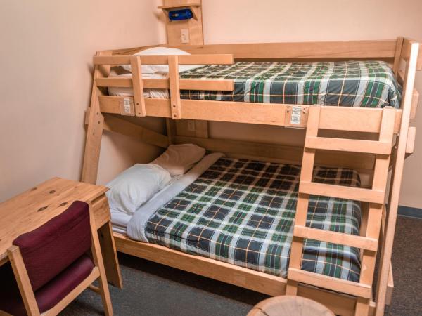 HI Banff Alpine Centre - Hostel : photo 3 de la chambre lit dans dortoir mixte de 6 lits avec salle de bains privative