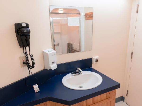 HI Banff Alpine Centre - Hostel : photo 4 de la chambre chambre double deluxe avec salle de bains privative