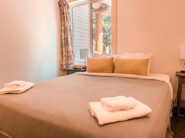 HI Banff Alpine Centre - Hostel : photo 2 de la chambre chambre double deluxe avec salle de bains privative