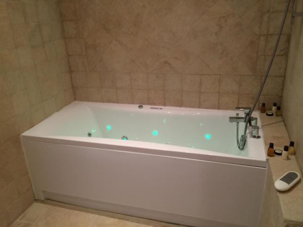 Manade des Baumelles : photo 2 de la chambre suite avec baignoire spa