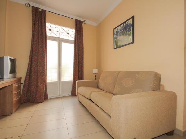 Hostal Costa Azul : photo 7 de la chambre chambre familiale avec balcon