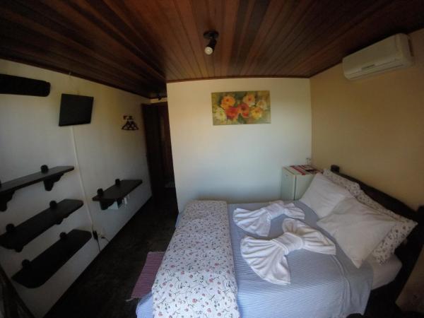 Pousada Casa das Rosas : photo 2 de la chambre chambre double avec patio