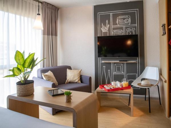 ibis Cannes Plage La Bocca : photo 6 de la chambre chambre standard avec 1 lit double et 1 lit simple