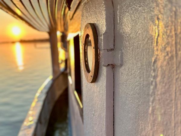 Houseboat Crescendo, a Floating Experience : photo 2 de la chambre mobile home