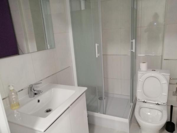 La MARINA : photo 3 de la chambre chambre triple avec salle de bains privative séparée